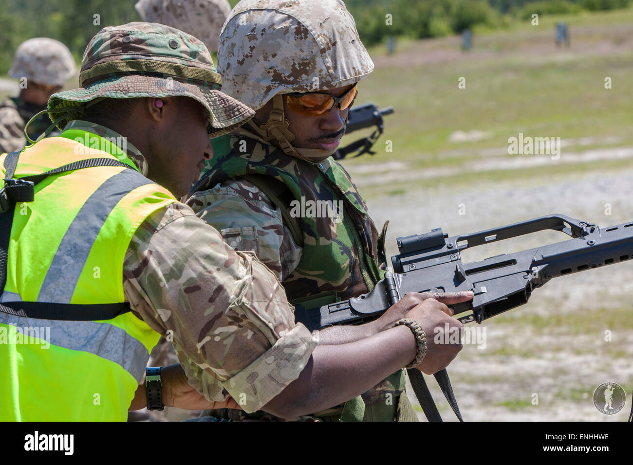 Infanterist mit Bermuda Regiment löscht seine Heckler & Koch G36C kompakter Karabiner auf dem Schießplatz während Übung Insel Krieger 4. Mai 2015 in Camp Lejeune, North Carolina Stockfoto