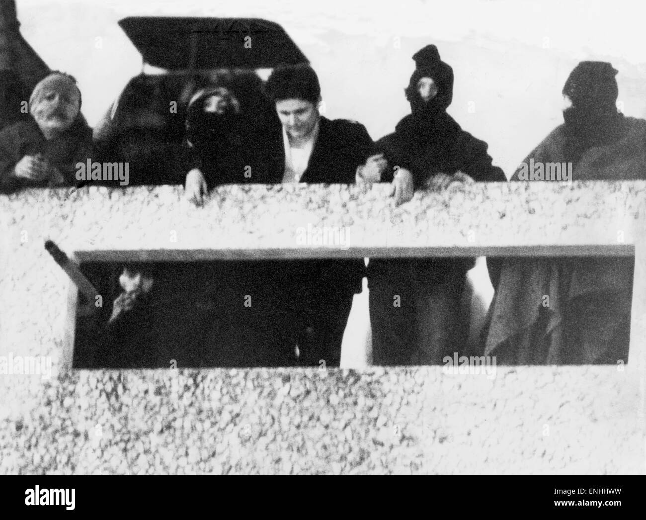 Statt von einem vermummten Mann, umgeben von maskierte Randalierer Gefängnis Officer Dave Flanagan auf dem Dach bei HMP Barlinnie Gefängnis, 6. Januar 1987 vorgeführt. Stockfoto