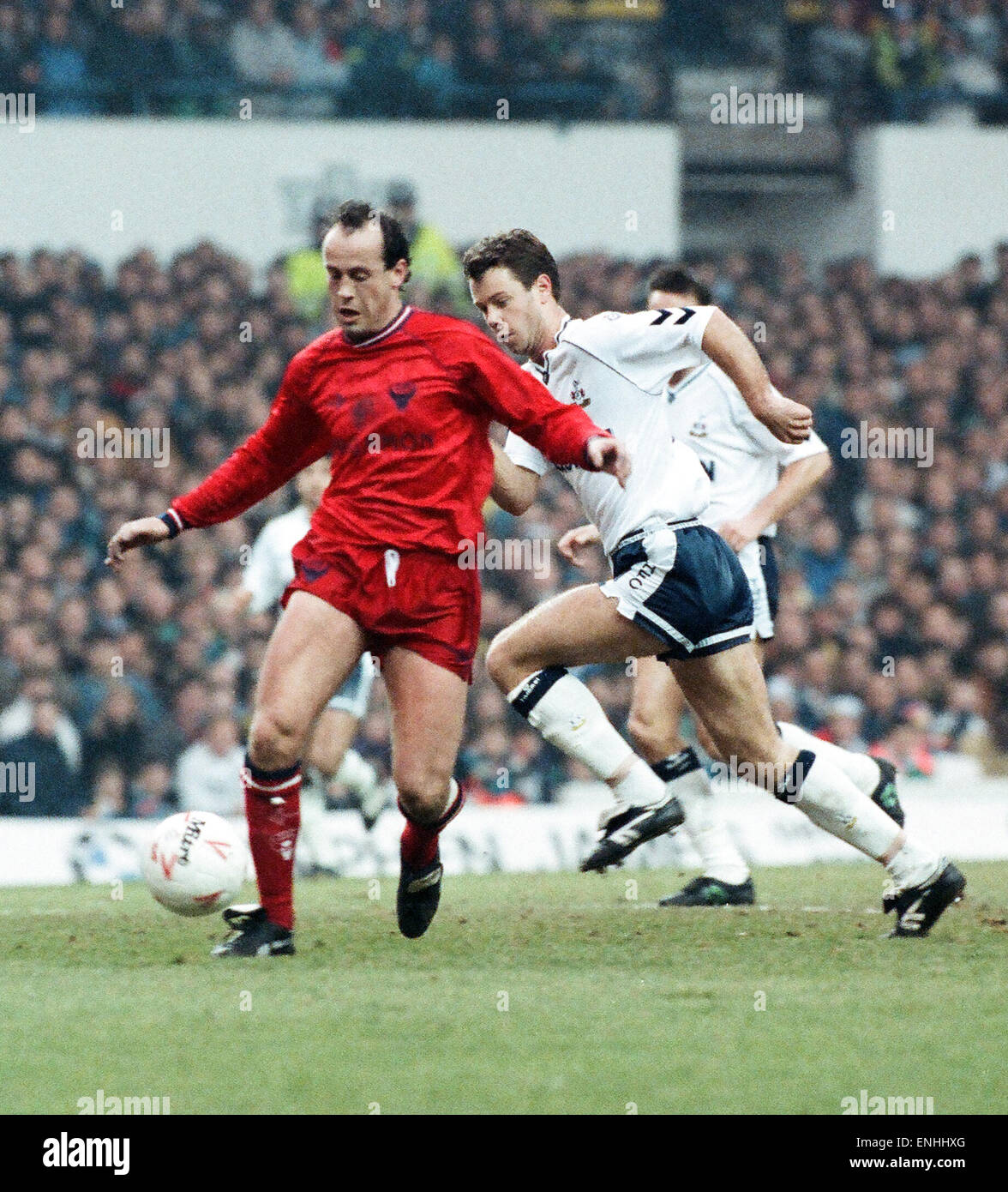 FA Cup-viertes Vorrundenspiel an der White Hart Lane. Tottenham Hotspur 4 V Oxford United 2. Oxfords Martin Foyle auf den ball von Spurs Verteidiger David Howells beobachtet. 26. Januar 1991. Stockfoto
