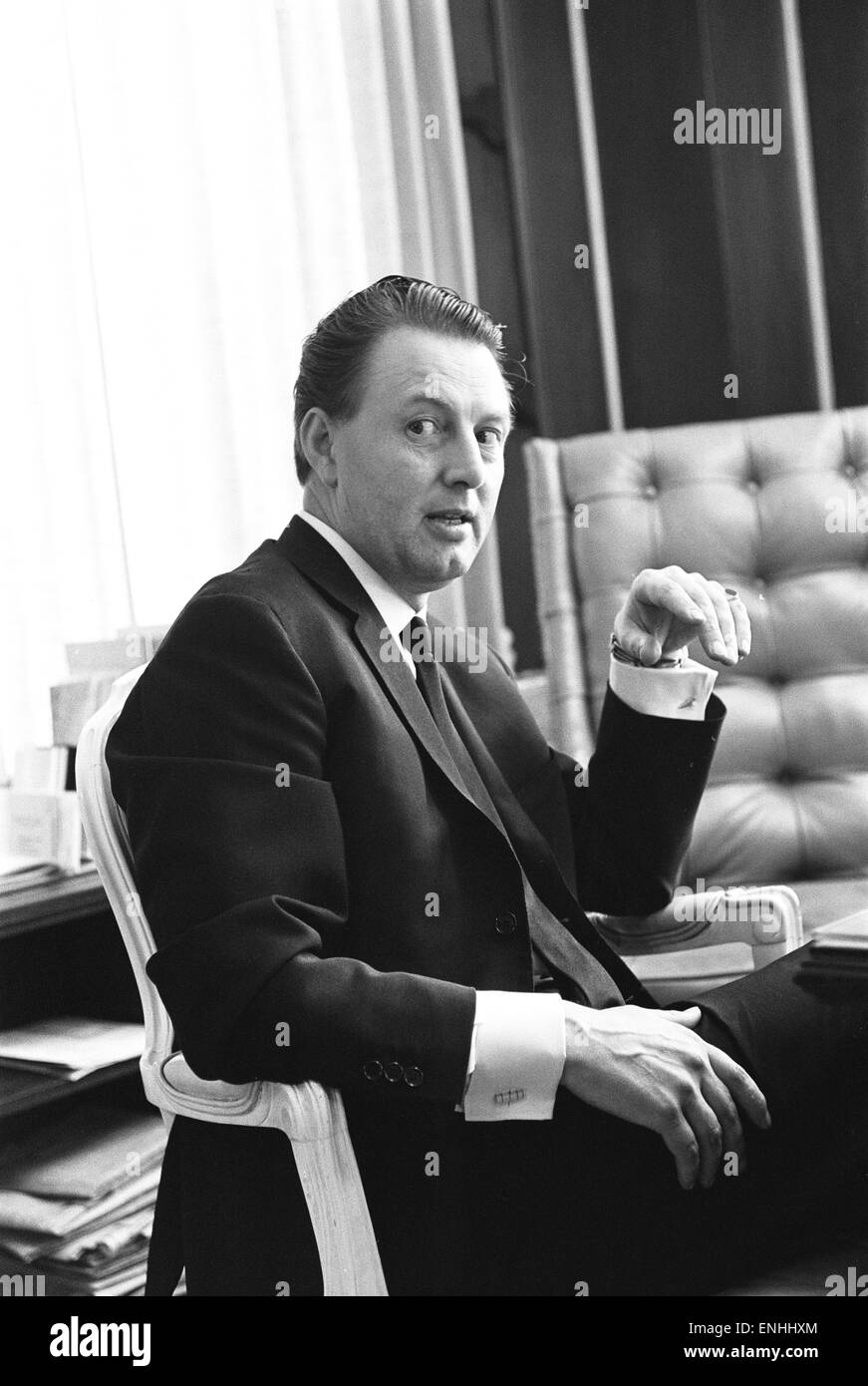 Denis Loraine in den Geschäftsräumen von seinem Rechtsanwalt Jerome Weber in Beverly Hills, Los Angeles, Kalifornien, USA, 4. August 1965. Stockfoto