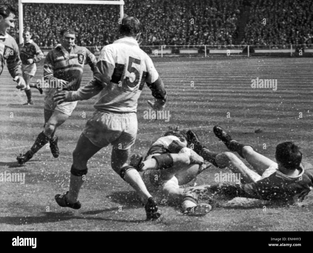 Leeds V Wakefield-Rugby-League-Cup-Finale 11. Mai 1968. Smith of Leeds auf seinem Rücken als Batty von Wakefield Trinity (5) blickt auf. Stockfoto