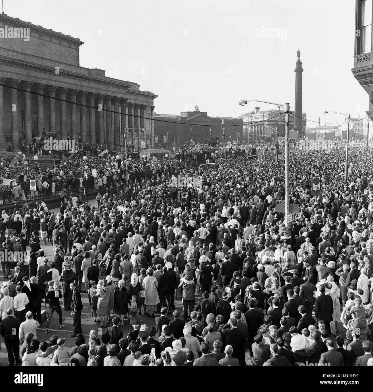 Szene außerhalb St Georges Hall in Liverpool City centre Massen warten auf die Ankunft des Everton-Teams und den FA Cup Trophäe nach besiegten sie Sheffield Mittwoch 3: 2 im Finale im Wembley-Stadion. 15. Mai 1966. Stockfoto