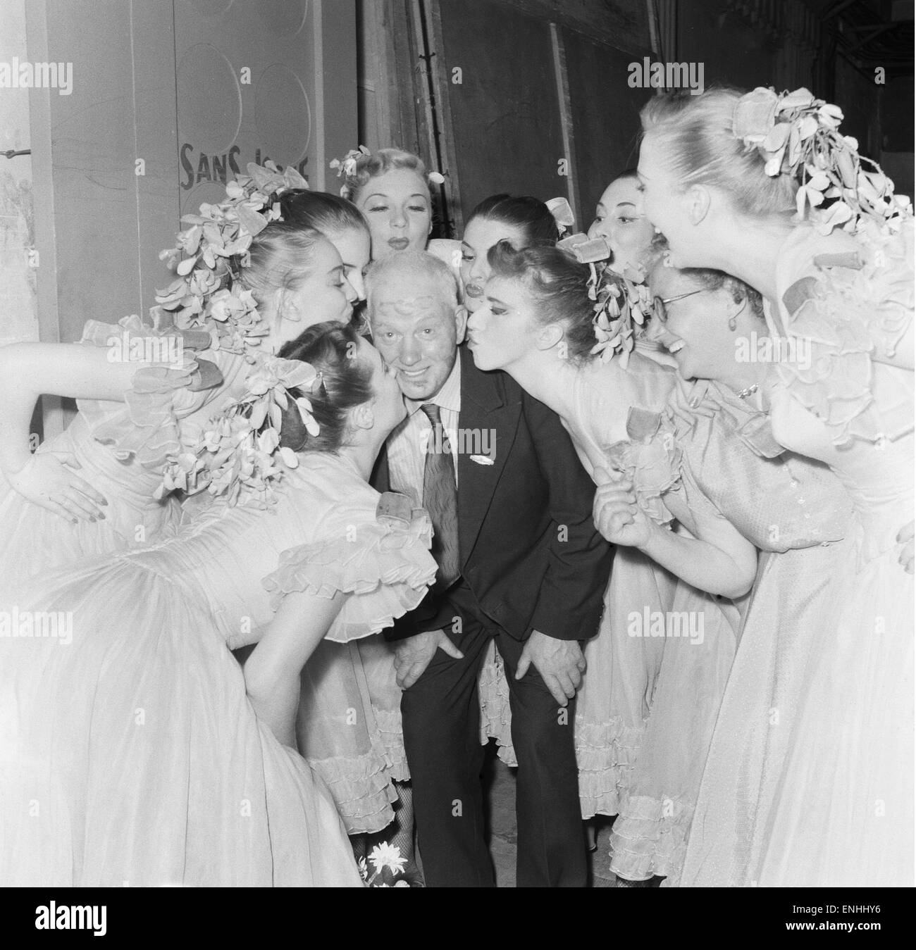 Die Busman geht nach Frankreich-Funktion, Juli 1953. Bill und Hilda Masters in Paris ihre Tochter Sheila Masters zu besuchen, die ein der berühmten Tanzgruppe, den Bluebell Girls im Le Lido auf der Champs-Elysees in Paris, Frankreich Mitglied. Im Bild: Vater Bill Mas Stockfoto