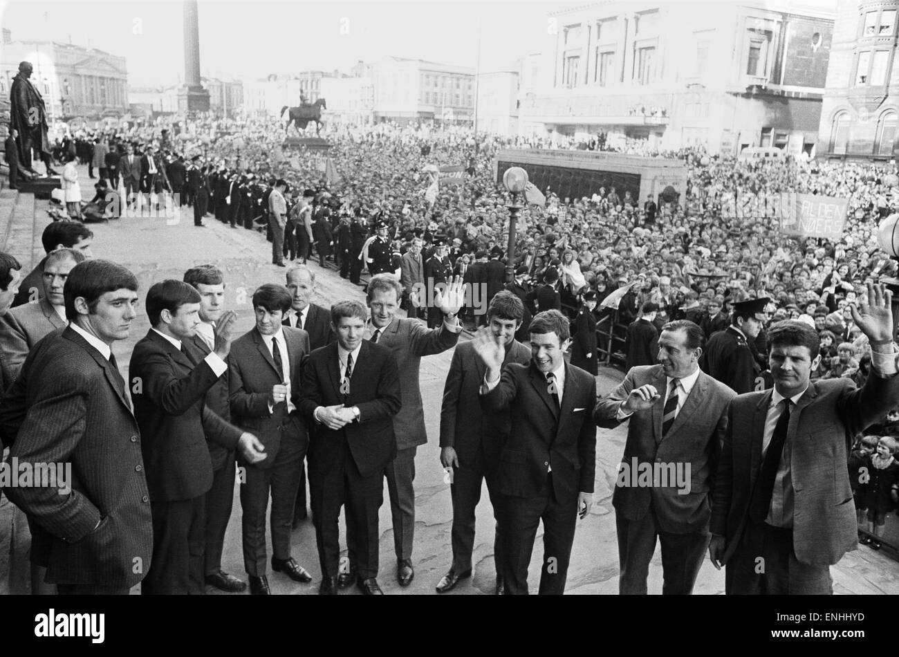 Everton-Spieler zurück nach Hause nach der Niederlage der 1968-FA-Cup-Finale gegen West Bromwich Albion. Sie sind hier auf den Stufen des St Georges Hall im Stadtzentrum von Liverpool winkt der Menschenmenge abgebildet. 22. Mai 1968. Stockfoto