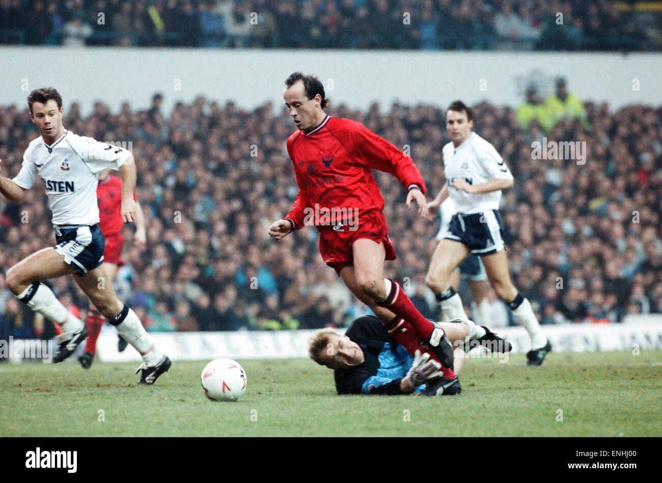FA Cup-viertes Vorrundenspiel an der White Hart Lane. Tottenham Hotspur 4 V Oxford United 2. Oxfords Martin Foyle nimmt den Ball vorbei Spurs Torwart Erik Thorstvedt von Verteidiger David Howells (links) .26th Januar 1991 beobachtet. Stockfoto