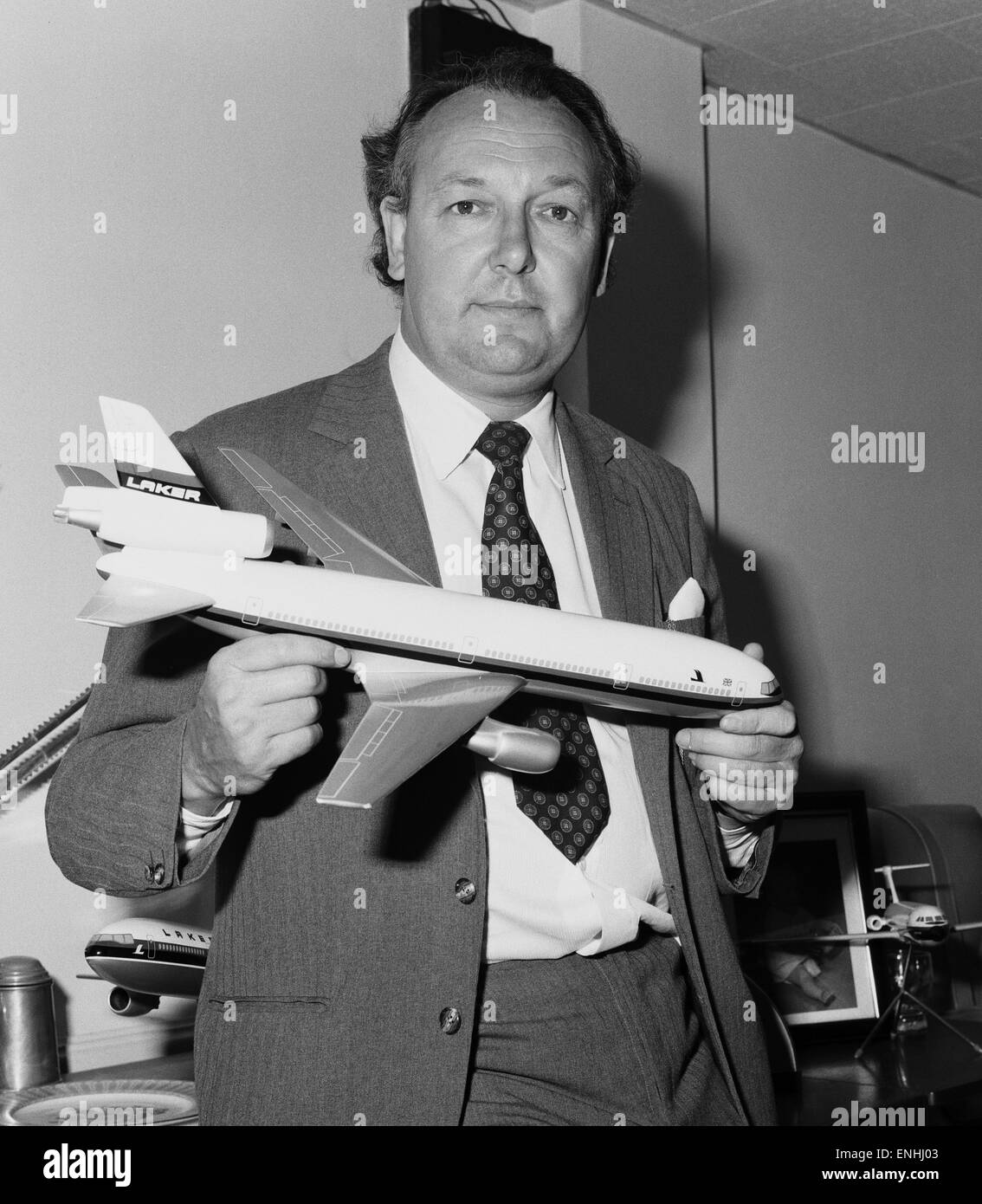 Britische Fluggesellschaft Unternehmer Freddie Laker, Vorsitzender der Laker Airways, ein Modell für eines seiner Flugzeuge. 14. Juli 1972. Stockfoto