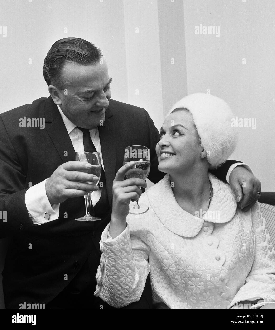 Britischer Musiker Ronnie Ronalde Toast seine neue Braut Yana nach ihrer Trauung im Standesamt von Leeds. 2. Februar 1967. Stockfoto