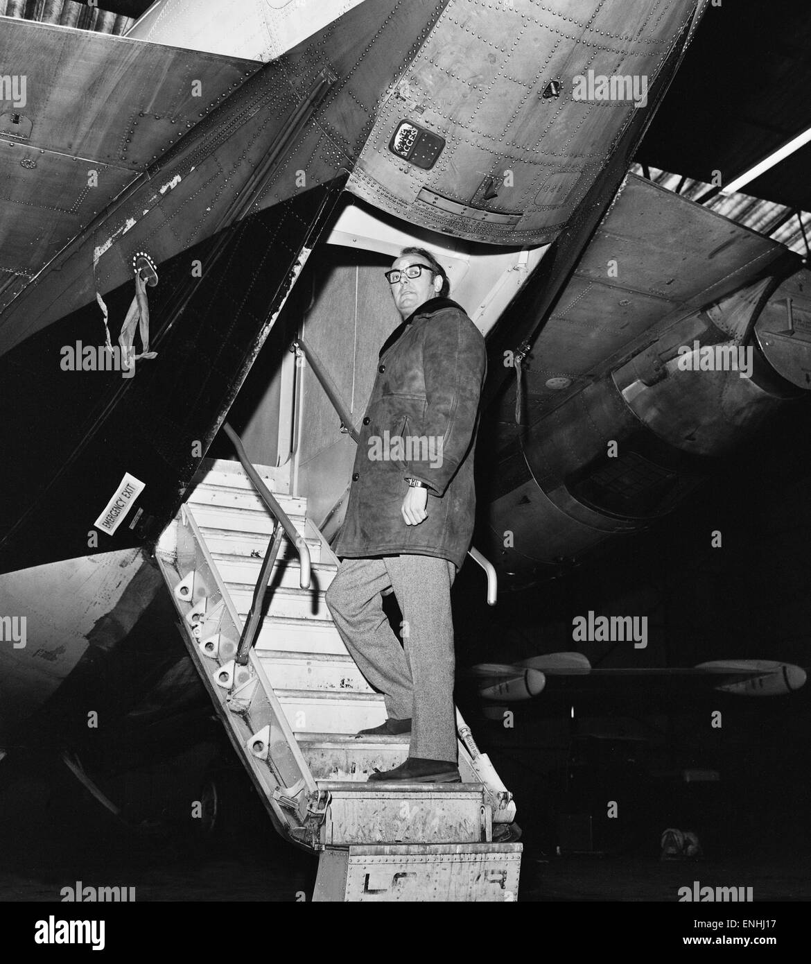 Britische Fluggesellschaft Unternehmer, Freddie Laker neben eines seiner Flugzeuge abgebildet. 22. Februar 1969. Stockfoto