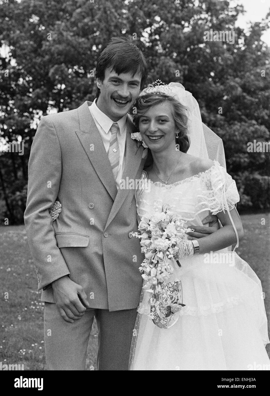 Everton-Spieler Derek Mountfield mit seiner Braut Julie Bird am Tag ihrer Hochzeit, 1984 Stockfoto