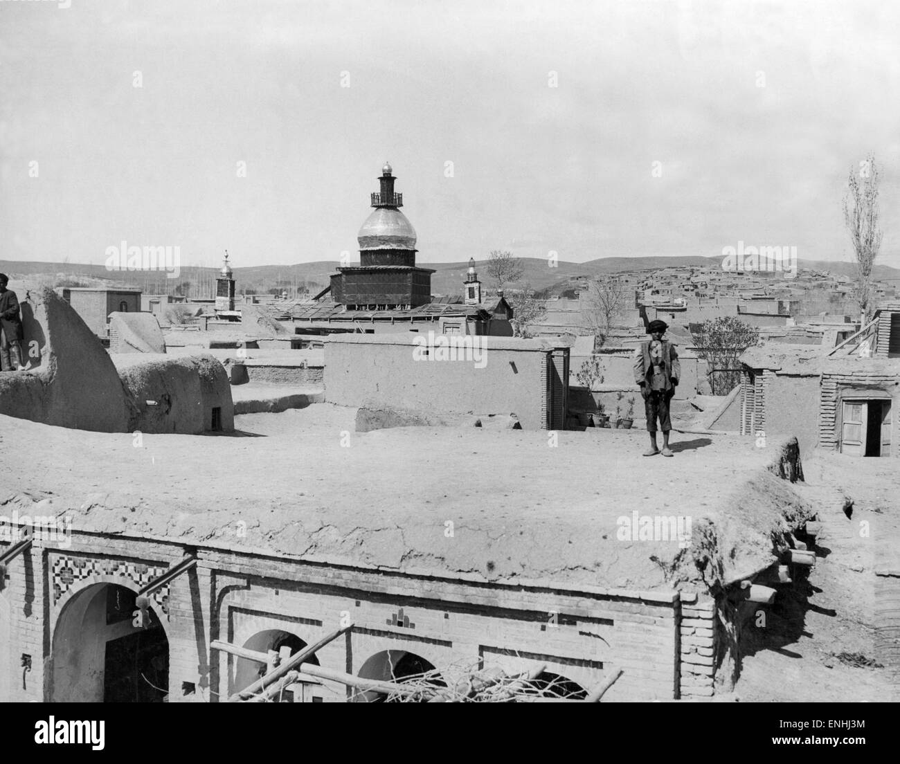 Kermanshah, baute eine Schlamm Stadt in Persien. Kermanshah ist die Hauptstadt der Provinz Kermanshah, 525 km von Teheran im westlichen Teil des Iran, ca. 1926. Im Bild: Ansicht der Moschee mit silbernen Kuppel, die Kuppel Anglo - persische Öl Dosen besteht. Stockfoto