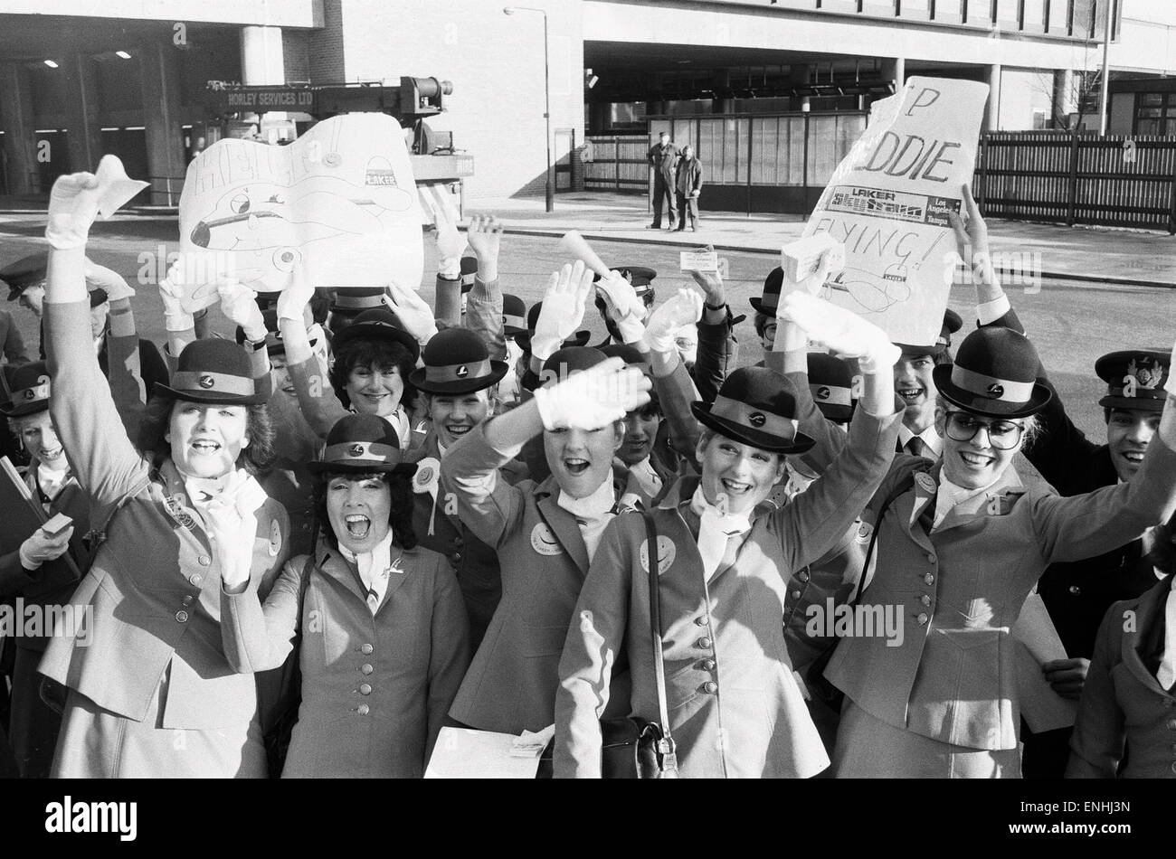 Laker Airways Mädchen sowie Crew-Mitglieder und andere Mitarbeiter reiste nach London für eine Demonstration zur Unterstützung ihres Chefs Sir Freddie Laker, nachdem das Unternehmen ging Pleite. Bild zeigt Laker Personal warten die Busse am Flughafen Gatwick. 8. Februar-198 Stockfoto