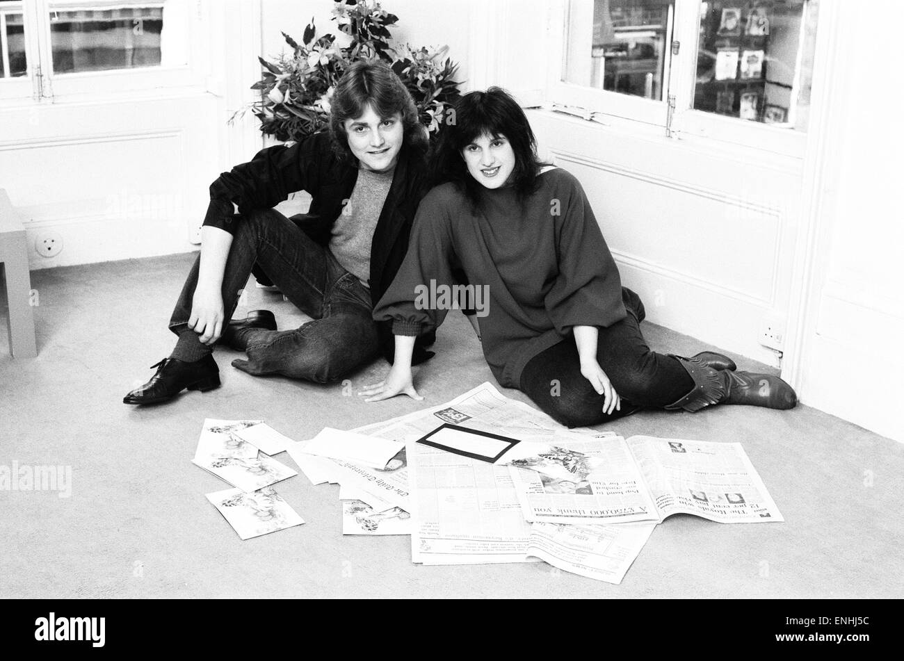 David & Elizabeth Emanuel, Modedesigner, Phootographed in ihrem Studio in Brooke Street, Mayfair, London, 11. März 1981. Es wurde vor kurzem angekündigt, dass sie ausgewählt wurden, um das Hochzeitskleid von Lady Diana Spencer zu entwerfen. Stockfoto