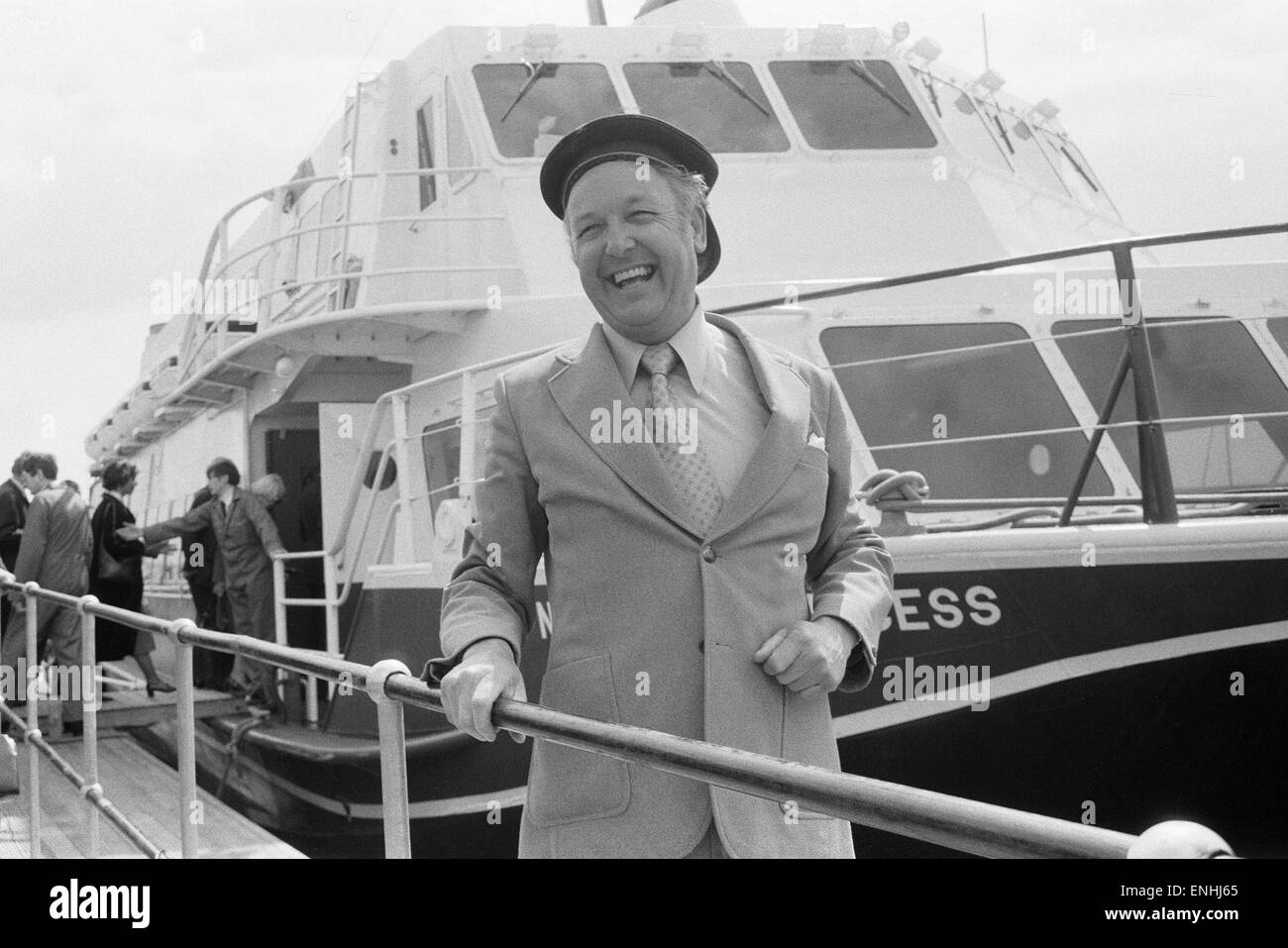 Leiter der Laker Airways Freddie Laker in Brighton Marina für den Erstflug von Brighton-Dieppe Seajet Ferry abgebildet. Freddie Laker tragen Matrosen Hut mit der "Normandie Prinzessin" im Hintergrund. 26. April 1979. Stockfoto