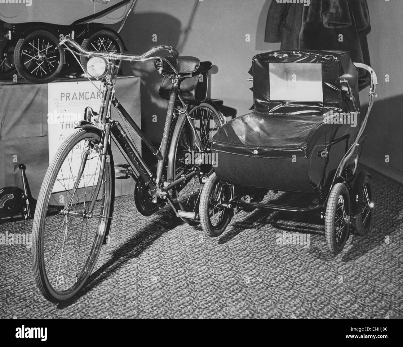 Transport: Zyklen: Baleys Kinderwagen zu radeln. April 1953. Stockfoto