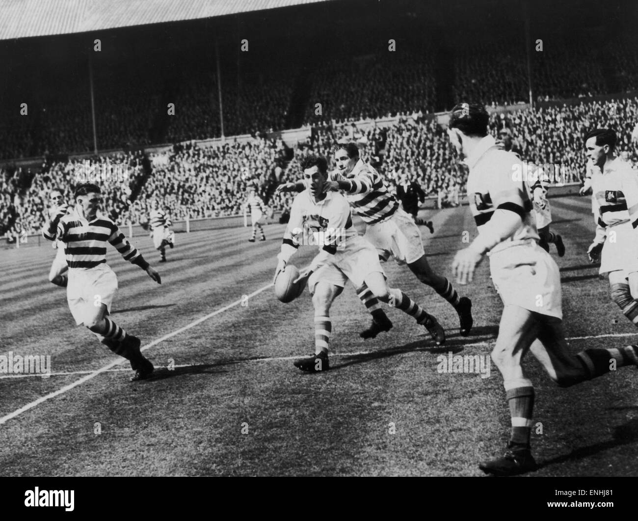 Aktion aus der 1949 Rugby League Cup-Finale im Wembley-Stadion von Bradford und Halifax, die einen Rekord Attendence 95.050 angezogen. 7. Mai 1949 Stockfoto