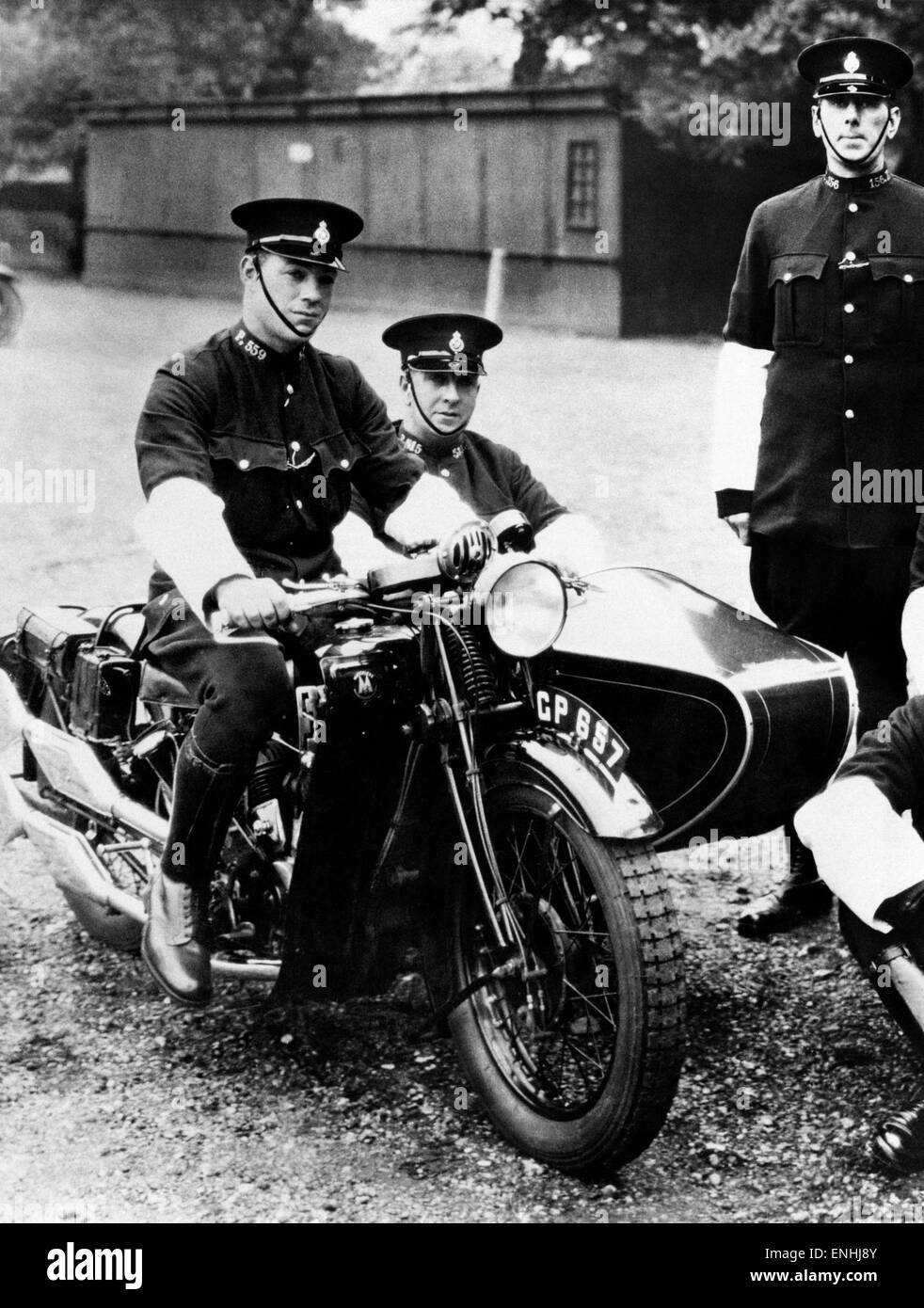 PC George William Allen 27 (links) und PC Harry Cautherley 28 (Mitte), abgebildet auf einer Interlock Polizei-Motorrad-Kombination, um 1930. PC Allen und PC-Cautherley der P-Abteilung bei Lewisham Polizeistation. Die Polizisten kamen ums Leben, 28. November Stockfoto