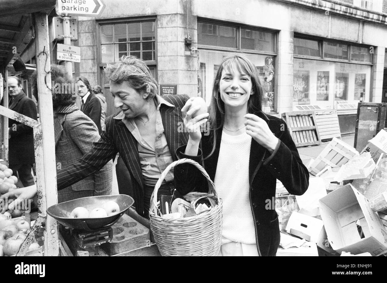 Jane Birkin und Serge Gainsbourg, Mann im Bild, Einkaufen in Berwick Street Market, London, April 1977. Das Paar ist in Großbritannien für die Eröffnung ihres neuesten Films mit dem Titel "JE T'AIME... MOI NON PLUS auch bekannt als "Ich liebe dich, ich weiß nicht", bei dem Clas Stockfoto