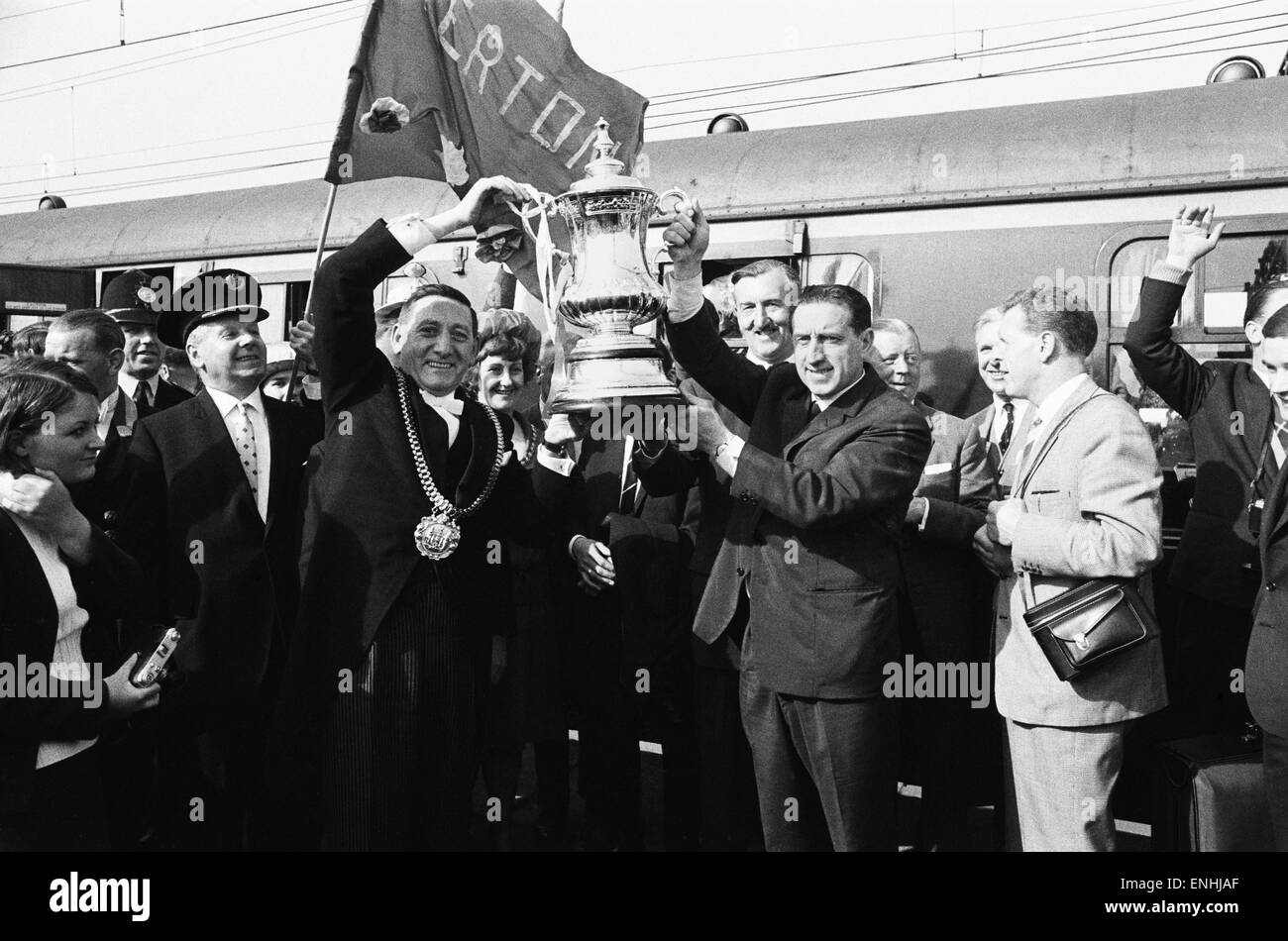 Everton Tmanager Harry Catterick mit Oberbürgermeister von Liverpool und Stadtrat Cowley Angeberei die FA Pokal am Allerton Bahnhof Liverpol als das Team nach Hause zurückkehren nach ihrem 3: 2-Sieg über Sheffield Mittwoch im Finale im Wembley-Stadion. 15. ma Stockfoto