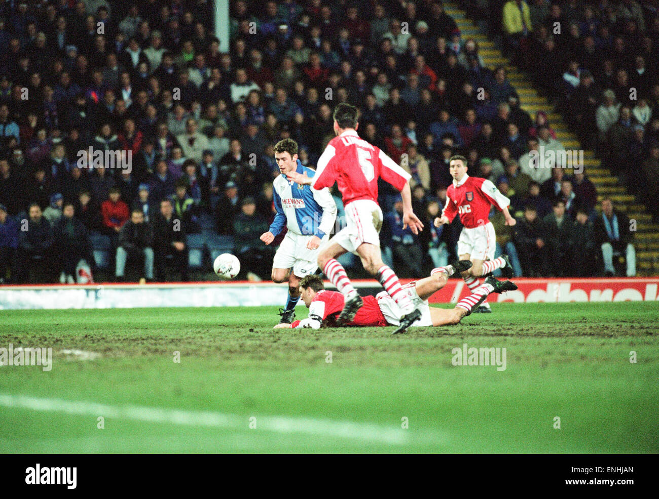 Blackburn V Arsenal League-Spiel im Ewood Park, Mittwoch, 8. März 1995. Blackburns Chris Sutton läuft mit dem Ball. Endstand: Blackburn 3-1 Arsenal Stockfoto