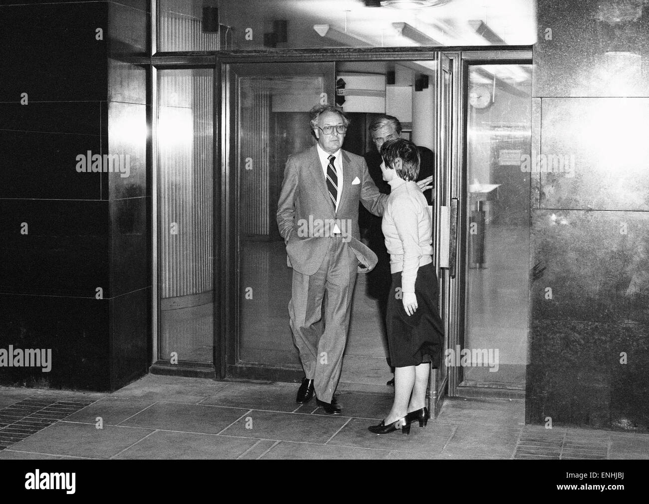 Sir Freddie Laker und winzige Rowlands verlassen des Board Of Trade Gebäude in Victoria, London, wo sie ein geheimes Treffen mit Biffin hatten. 10. Februar 1982. Stockfoto