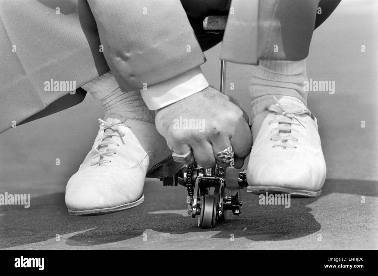 Kleinste Fahrrad der Welt: Charlie Charles Pedale der Welt kleinste fahrbar  Fahrrad. Fahrrad ist so winzig, dass das Vorderrad aus zwei Silberdollars.  April 1983 Stockfotografie - Alamy