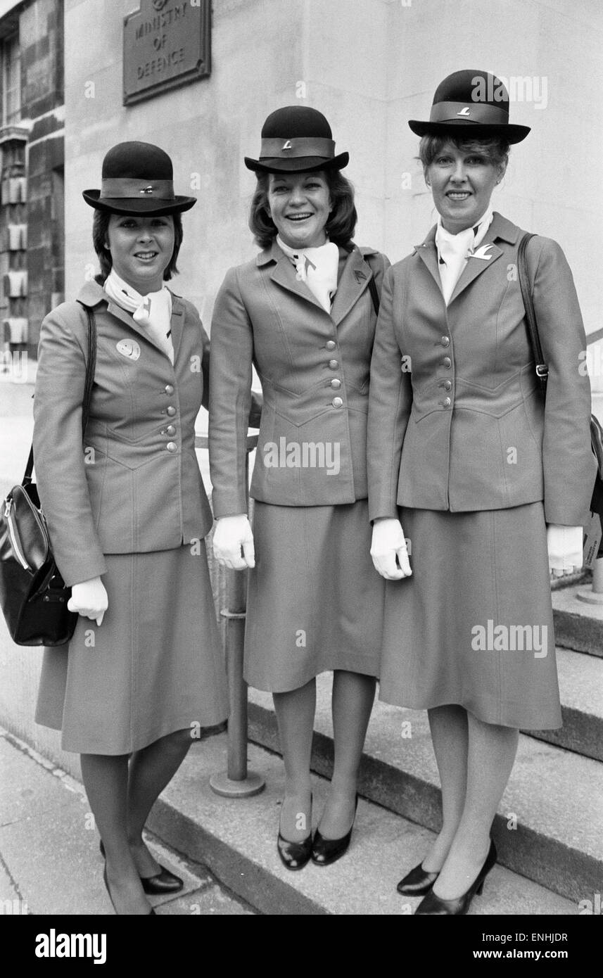 Laker Airways Mädchen sowie Crew-Mitglieder und andere Mitarbeiter kamen in London für eine Demonstration zur Unterstützung ihres Chefs Sir Freddie Laker, nachdem das Unternehmen ging Pleite. 8. Februar 1982. Stockfoto