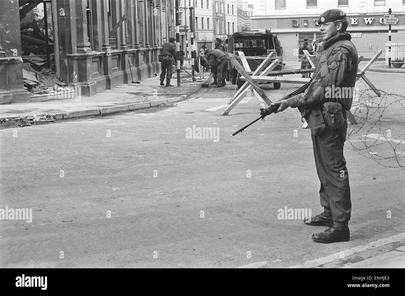 Soldaten aus der schottischen Garde gesehen hier kehren die Straßen von Londonderry nach einer Explosion im Zentrum der Stadt. 6. August 1972 Stockfoto