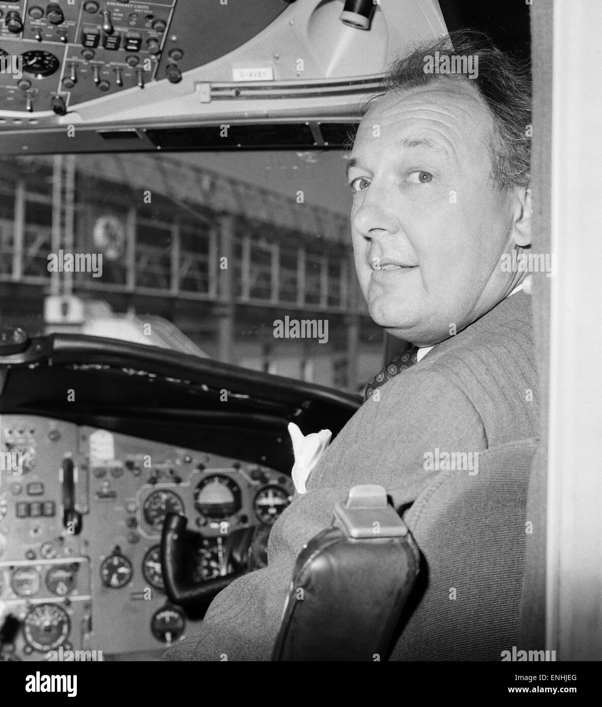 Britische Fluggesellschaft Unternehmer Freddie Laker, Vorsitzender der Laker Airways, abgebildet im Cockpit eines seiner Flugzeuge. 14. Juli 1972. Stockfoto