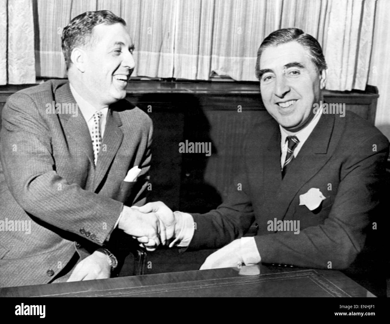 Doug Ellis (links), neue Aston Villa Vorsitzender, im Bild Händeschütteln mit Finanzier Pat Matthews, Montag, 16. Dezember 1968. Stockfoto