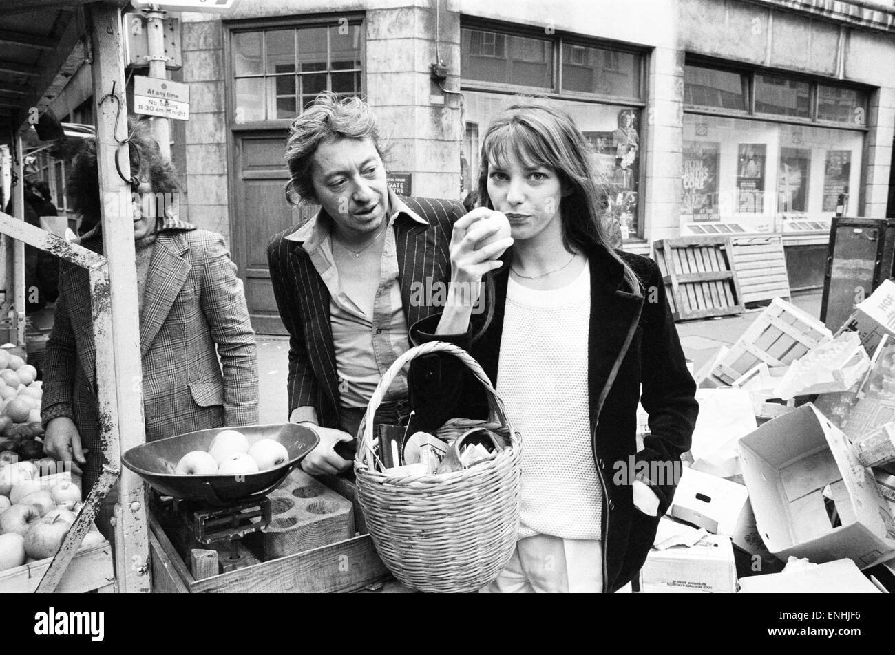 Jane Birkin und Serge Gainsbourg, Mann im Bild, Einkaufen in Berwick Street Market, London, April 1977. Das Paar ist in Großbritannien für die Eröffnung ihres neuesten Films mit dem Titel "JE T'AIME... MOI NON PLUS auch bekannt als "Ich liebe dich, ich weiß nicht", bei dem Clas Stockfoto