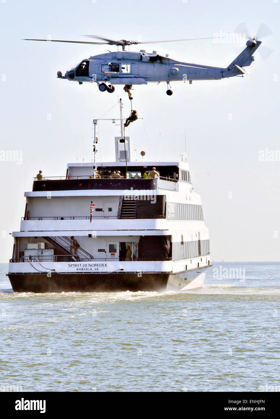 Die US-Küstenwache Maritime Security Response Team bereit Angriff Kraft während einer Übung 4. Mai 2015 in Chesapeake, Virginia. Stockfoto