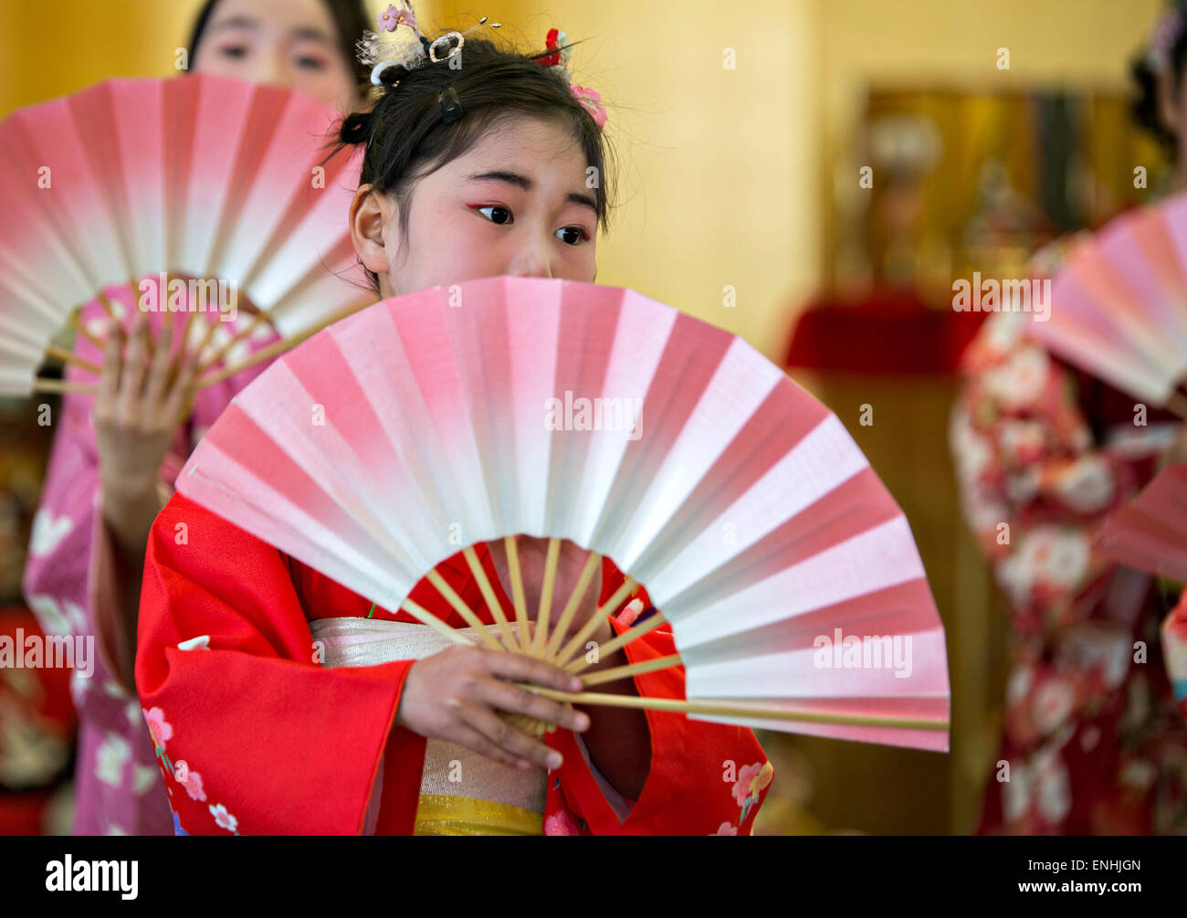 Eine junge Japanerin ist im traditionellen Kimono während der Hinamatsuri oder Hina-Puppen-Festival in der Shinnanyo Fureai Mitte 7. März 2015 in Shunan City, Japan gekleidet. Das Festival ist ein Tag in Japan, wenn Eltern ihre Tochter Glück, Wachstum und Gesundheit feiern. Stockfoto