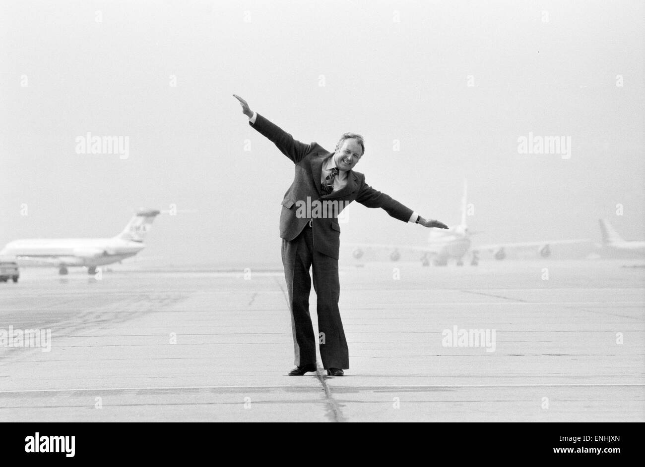 Kopf der Laker Airways Freddie Laker in jubelnder Stimmung auf der Landebahn am Flughafen Gatwick, wenige Tage vor dem ersten Flug seine transatlantischen Skytrain Service startet vom Flughafen Gatwick nach New York. Der Flug bietet 345 Passagieren Platz und kostet £59 fo Stockfoto
