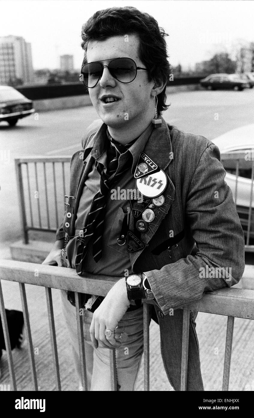 Punk-Rocker in Woolwich. Beamter/Beamtin Peter König. 12. Juni 1977. Stockfoto