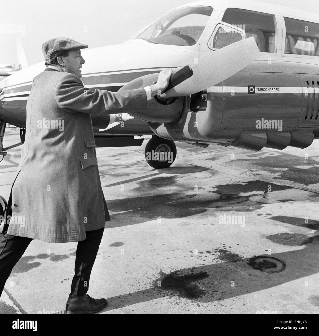 British United Airways Geschäftsführer Freddie Laker schiebt seinem eigenen Flugzeug wieder aus dem Flugplatz Schürze vor Fahrtantritt zu Weybridge Ersatzteile abholen. 3. März 1965. Stockfoto