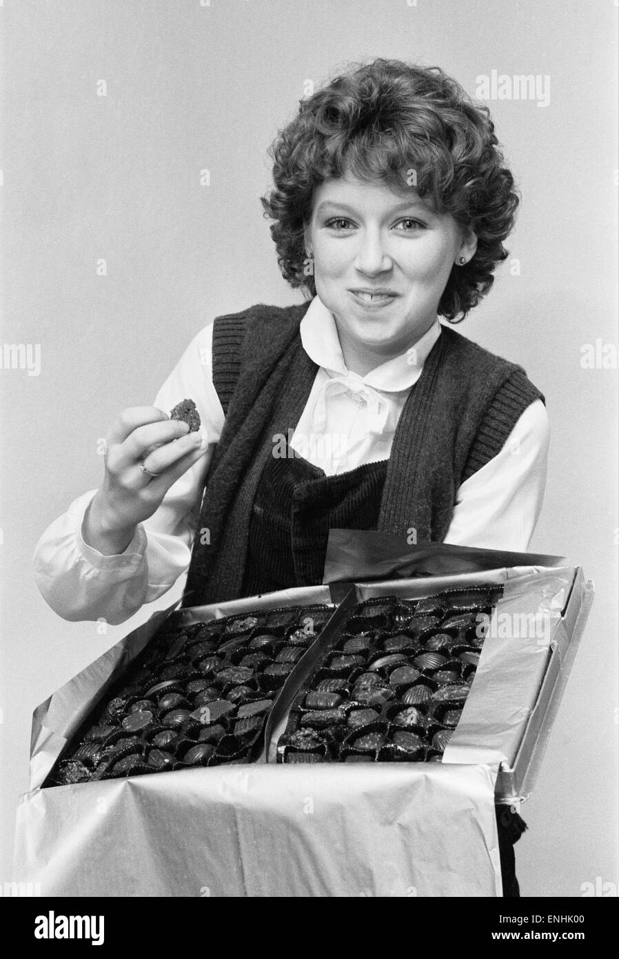 Lena Zavaroni, im Alter von 16 Jahren Essen aus Schachtel Pralinen, Januar 1980. Lena erhielt die Pralinen von Fans als ein "Get Well Soon" nach einem Aufenthalt im Krankenhaus mit Kolitis. Stockfoto