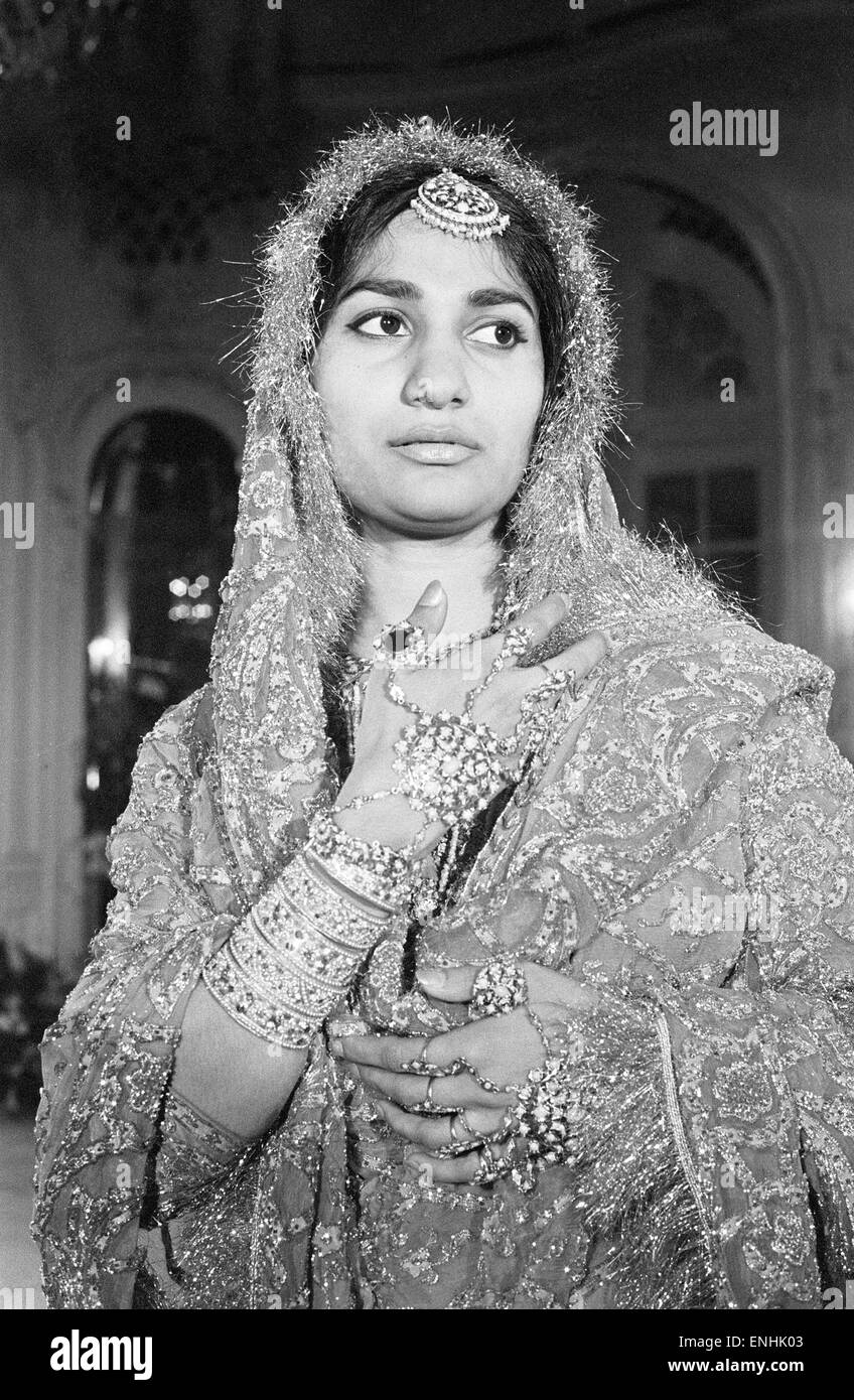Modenschau mit pakistanischen Entwürfe, nach dem Vorbild von jungen Modell vor kurzem kam aus Pakistan, April 1962. Stockfoto