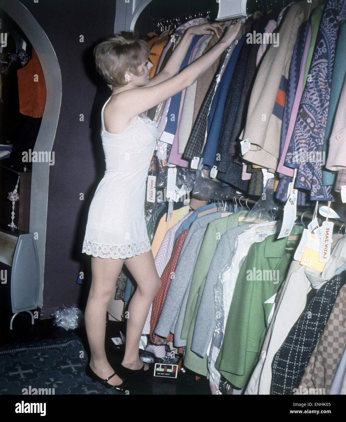 Michelle Desange Einkaufen in Lady Jane Boutique, Carnaby Street, London, November 1967. Stockfoto