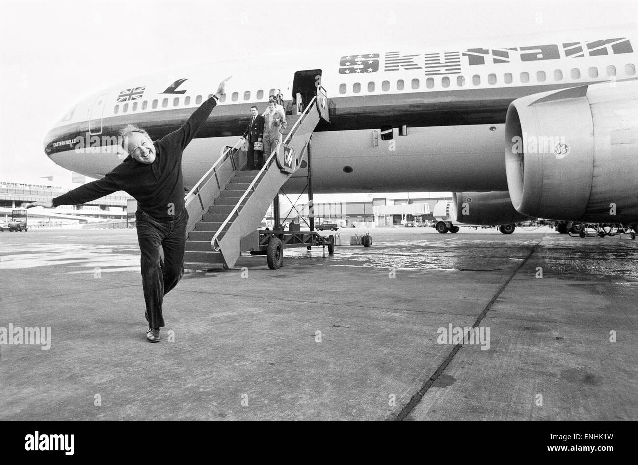 Leiter der Laker Airways Freddie Laker in jubelnder Stimmung auf der Landebahn am Flughafen Gatwick, am Vortag des Erstfluges von seinem transatlantischen Skytrain-Dienst startet vom Flughafen Gatwick nach New York. Der Flug bietet 345 Passagieren Platz und kostet £59 für eine Stockfoto