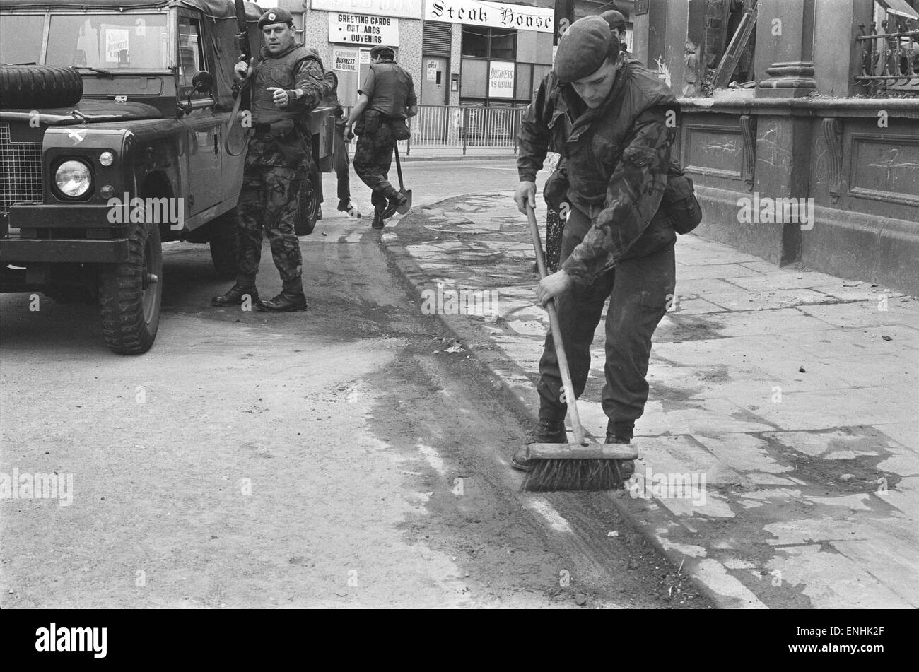 Soldaten aus der schottischen Garde gesehen hier kehren die Straßen von Londonderry nach einer Explosion im Zentrum der Stadt. 6. August 1972 Stockfoto