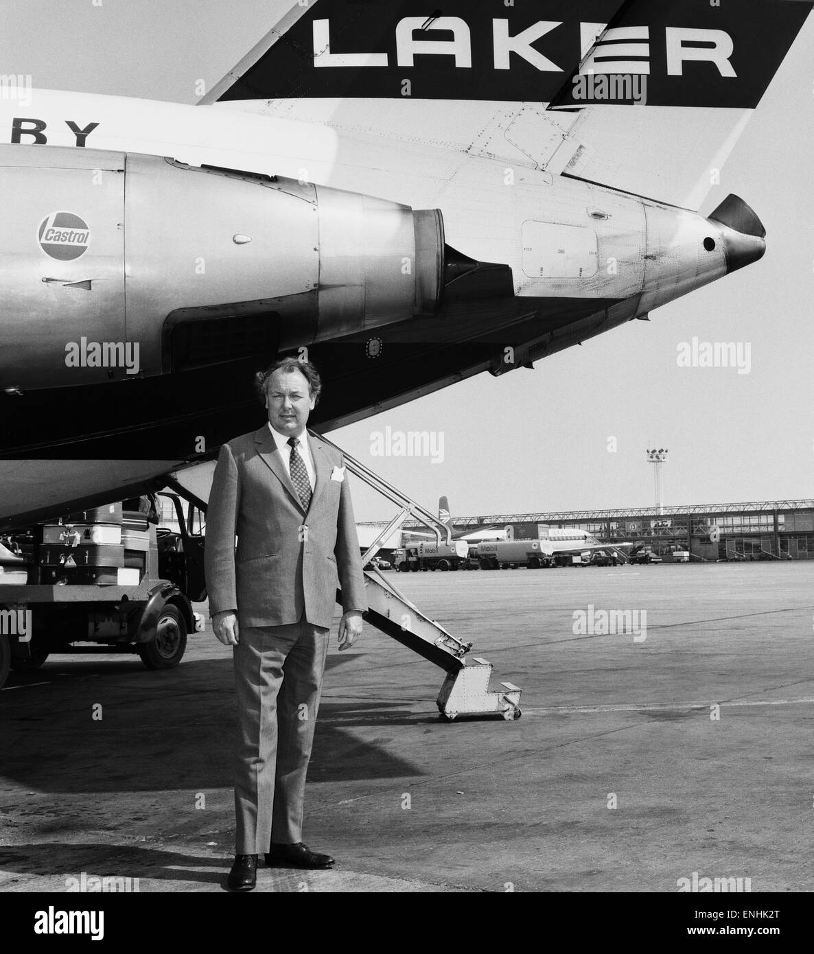 Britische Fluggesellschaft Unternehmer Freddie Laker, Vorsitzender der Laker Airways, steht man vor einem seiner Flugzeuge. 14. Juli 1972. Stockfoto