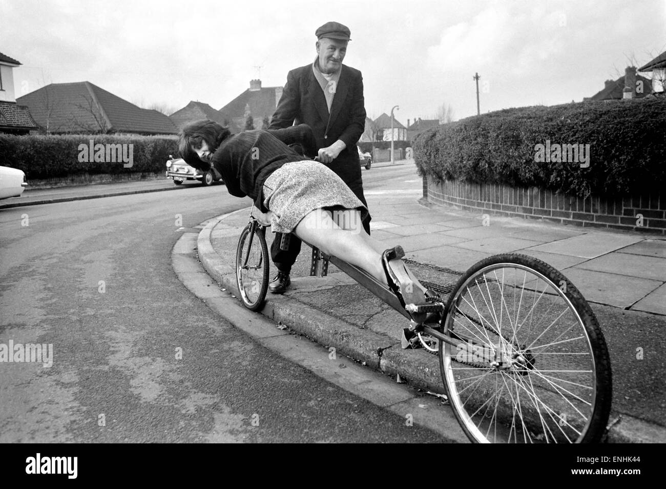 73 Jahre alten Patrick Thomas von Laleham, Middlesex selbst diese neun Fuß langen Fahrrad hat reitet er auf dem Bauch liegend. Pat Ansprüche das Fahrrad gibt ihm zusätzliche Geschwindigkeit weil es weniger Windwiderstand aber wie Joan Smith zeigt, wenn dieser Stil Stockfoto