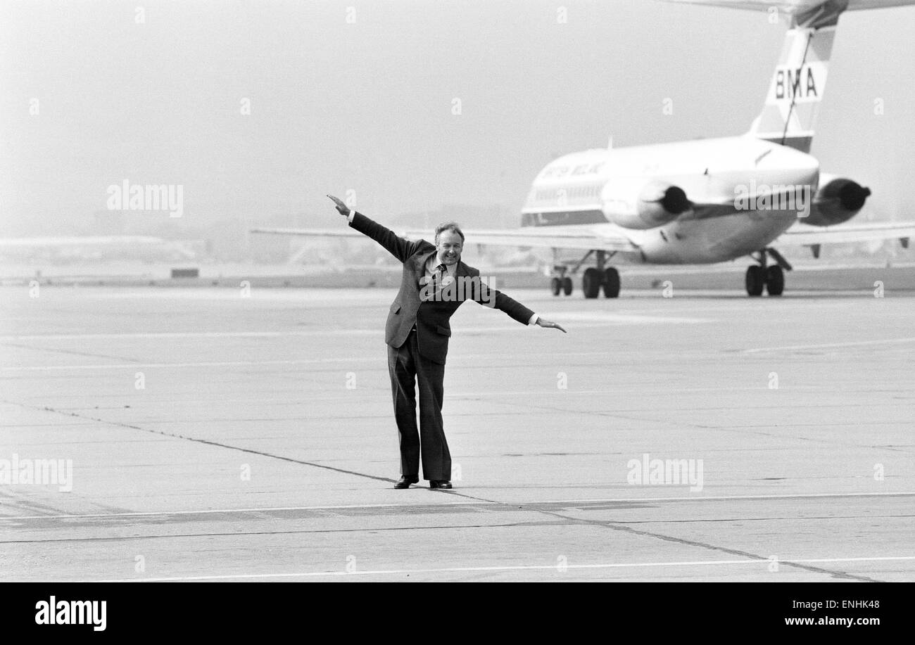 Kopf der Laker Airways Freddie Laker in jubelnder Stimmung auf der Landebahn am Flughafen Gatwick, wenige Tage vor dem ersten Flug seine transatlantischen Skytrain Service startet vom Flughafen Gatwick nach New York. Der Flug bietet 345 Passagieren Platz und kostet £59 fo Stockfoto
