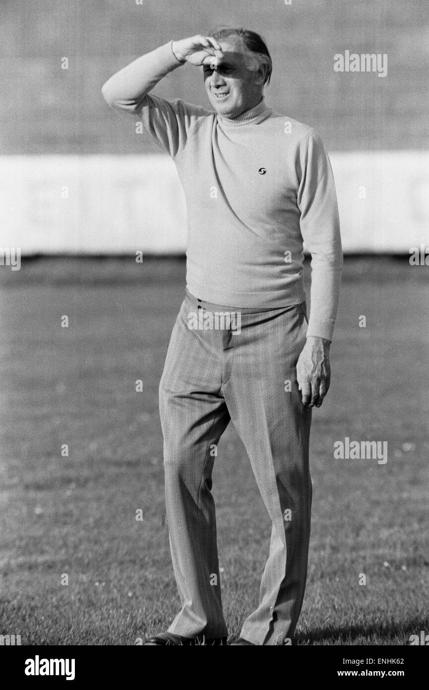 England-Interimstrainer Joe Mercer während einer Trainingseinheit in Leipzig vor seiner Seite Länderspiel gegen die DDR auf der Tour durch Osteuropa abgebildet. 30. Mai 1974. Stockfoto
