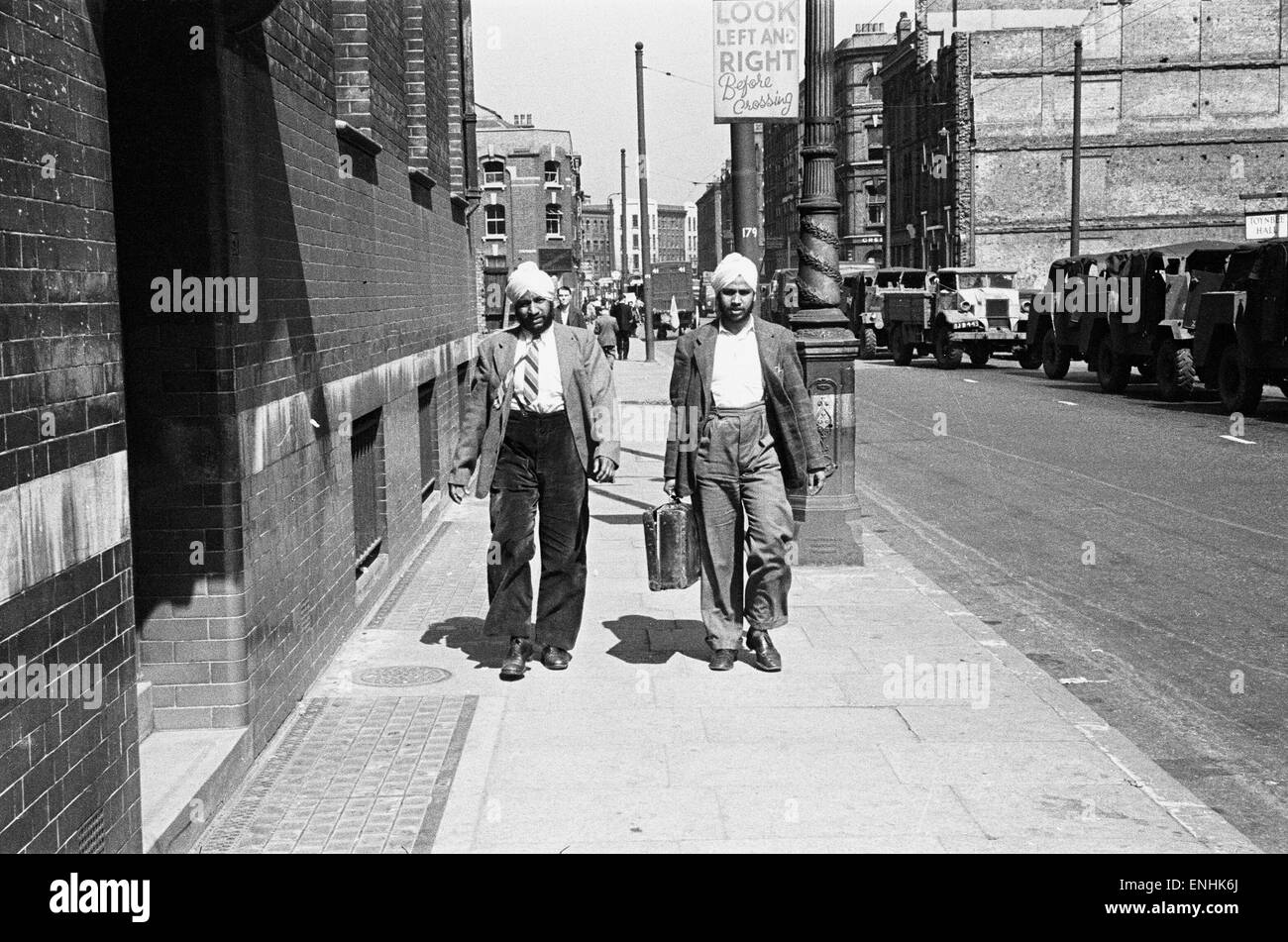 Zwei Sikh-Männer in Whitechapel, London, ca. 1947 abgebildet. Stockfoto