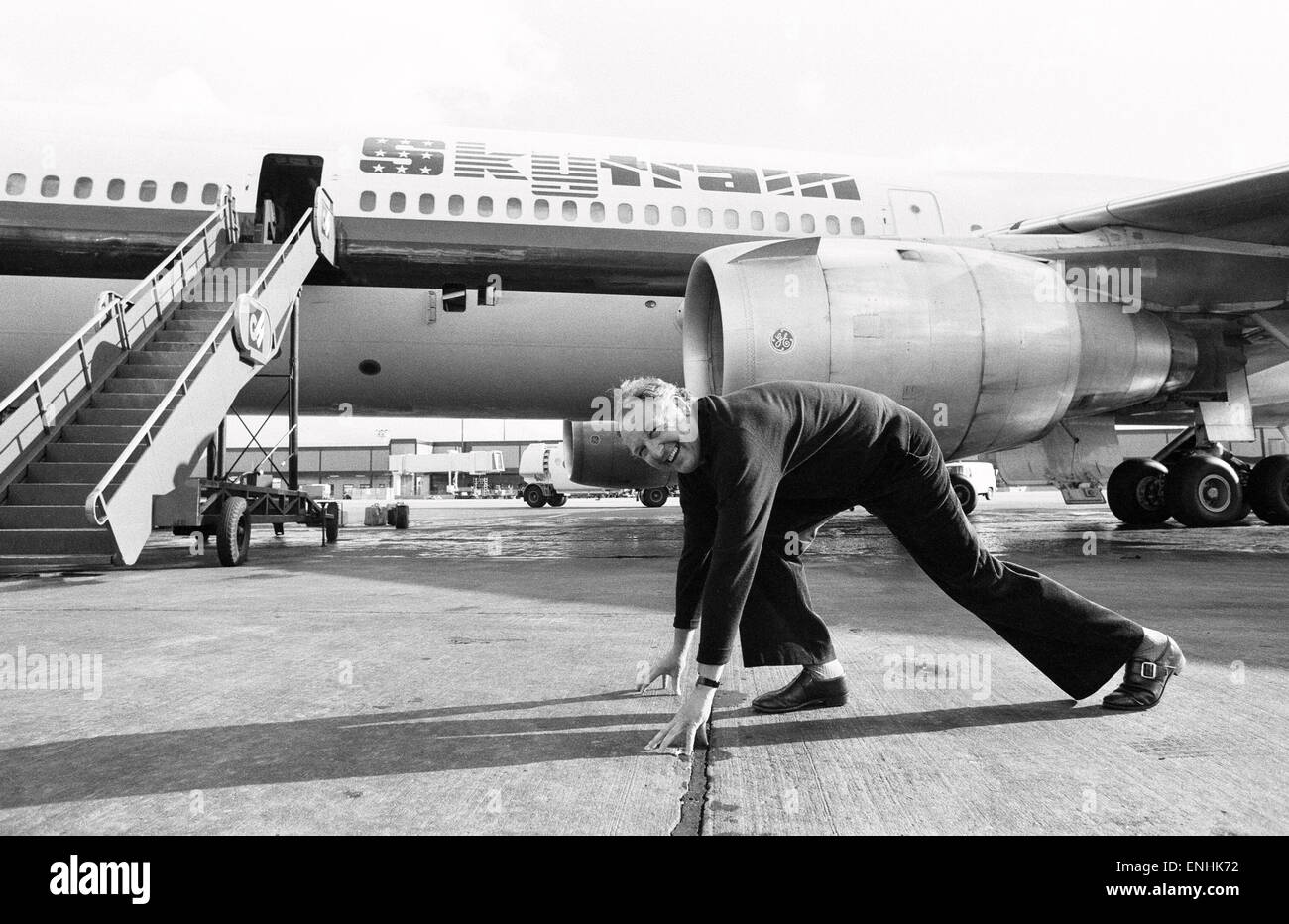 Leiter der Laker Airways Freddie Laker in jubelnder Stimmung auf der Landebahn am Flughafen Gatwick, am Vortag des Erstfluges von seinem transatlantischen Skytrain-Dienst startet vom Flughafen Gatwick nach New York. Der Flug bietet 345 Passagieren Platz und kostet £59 für eine Stockfoto