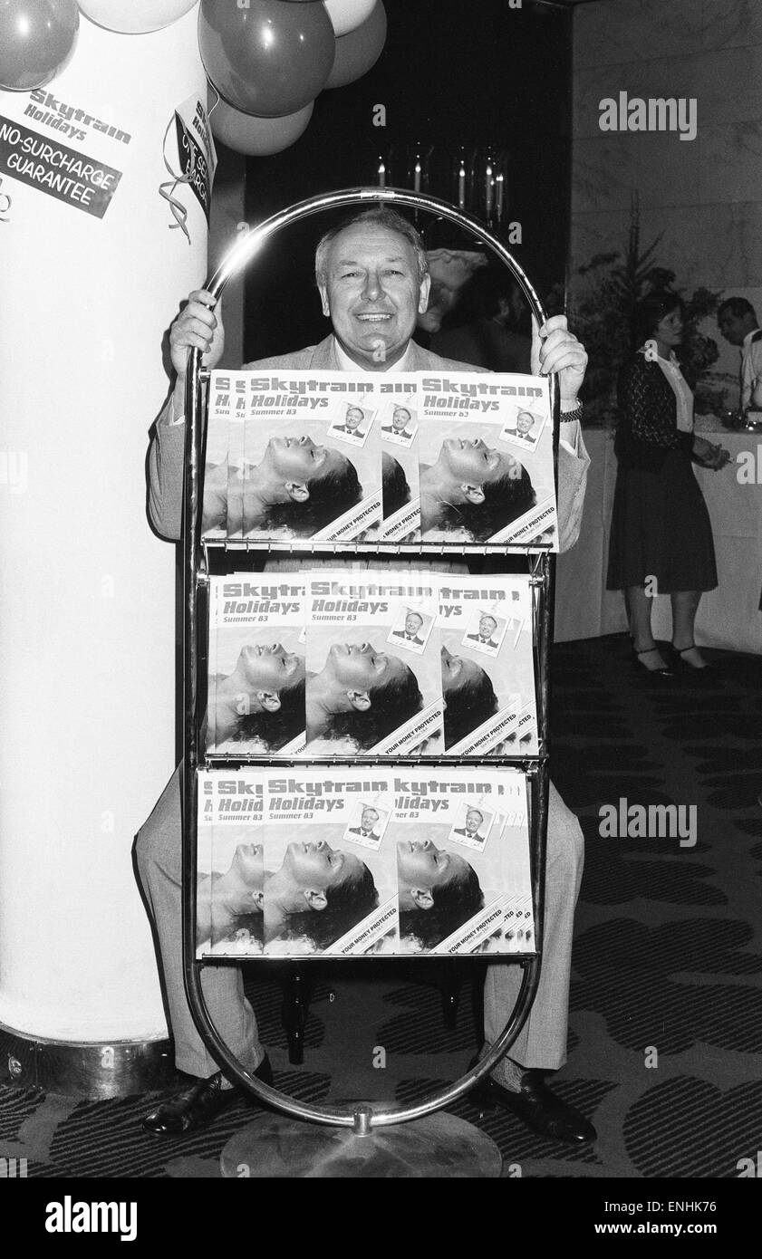Freddie Laker kündigt seine neue Unternehmung im Savoy Hotel in London mit Neugründung Skytrain Urlaub. Er hat das OK Urlauber in viele Teile der Welt fliegen gegeben. 17. Dezember 1982. Stockfoto