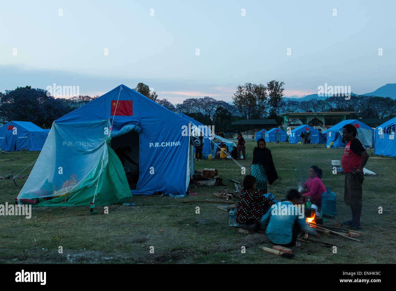 Tundikhel, Kathmandu, Nepal. 4. Mai 2015. Opfer des Erdbebens in einer Warteschlange Essen in einem Relief-Camp in Tundikhel, Kathmandu, Nepal am Montag, 4. können 201 Credit: © Abhishek Bali/Alamy Live News Stockfoto