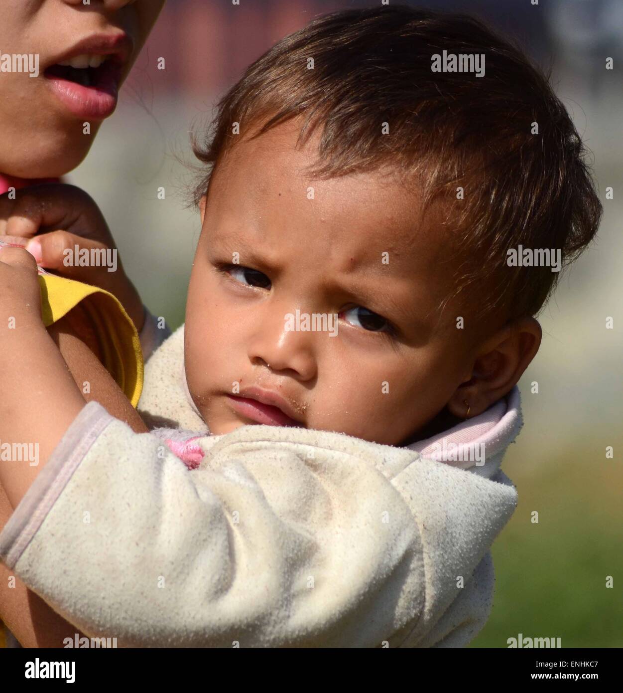 Nepal. 6. Mai 2015. Ein Kind mit seiner Schwester auf dem Relief-Camp. Ein Haupterdbeben 7,8 Kathmandu Mittag am Samstag getroffen, und folgten mehrere Nachbeben, die Lawinen auf dem Mt. Everest ausgelöst die Bergsteiger in den Basislagern begraben. Viele Häuser, Gebäuden und Tempeln in der Hauptstadt wurden zerstört, während des Erdbebens, verlassen über 7500 Tote und viele mehr unter seinen Trümmern gefangen, als Notfall Rettungskräfte versuchen, Schutt und Überlebende zu finden. © Prabhat Kumar Verma/Pacific Press/Alamy Live-Nachrichten Stockfoto