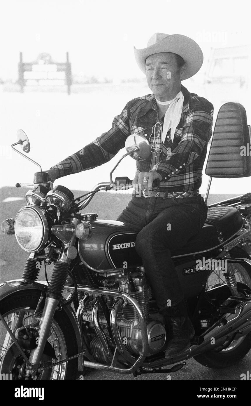 Schauspieler Roy Rogers bekannt als die singende Cowboy gesehen hier auf eine Honda Motorrad anstelle seiner vertrauenswürdigen Stelle "Trigger" im Musée Roy Rogers in Apple Valley Kalifornien 27. August 1974 Stockfoto